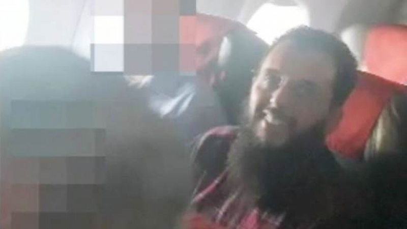 Сензационна СНИМКА: Терорист от 11 септември се усмихва при депортацията си 