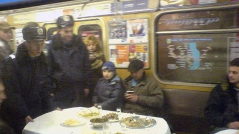 Такива чудаци може да се срещнат само в руското метро (СНИМКИ)