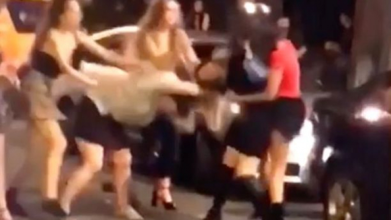 Брутален нощен бой между 10 англичанки насред улица шокира очевидци (СНИМКИ/ВИДЕО 18+)