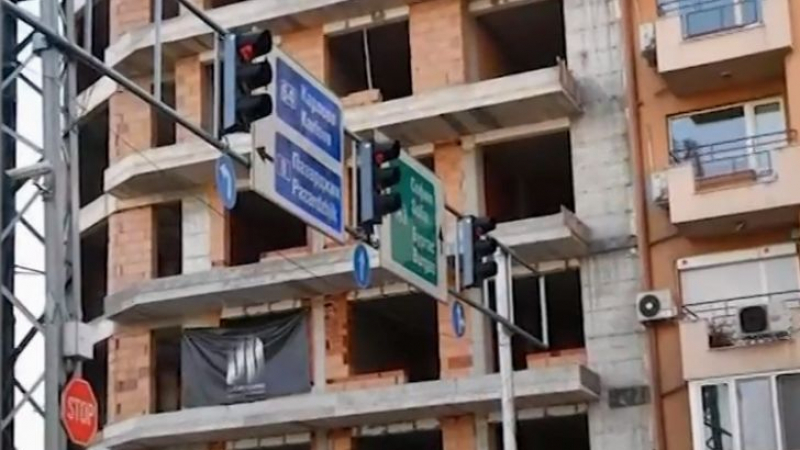 Българската инженерна мисъл пак изби рибата: Светофар “влезе“ в жилищна сграда (СНИМКИ/ВИДЕО)