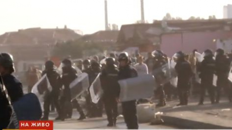 Извънредно: Тежко въоръжени жандармеристи нахлуха в "Шекер махала" (СНИМКИ)