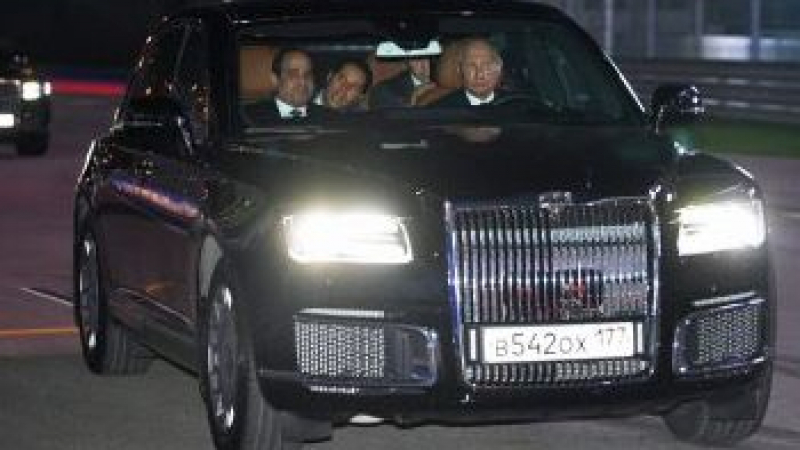  Формула 1! Путин повози египетския президент в новата си лимузина по пистата в Сочи (СНИМКИ/ВИДЕО)