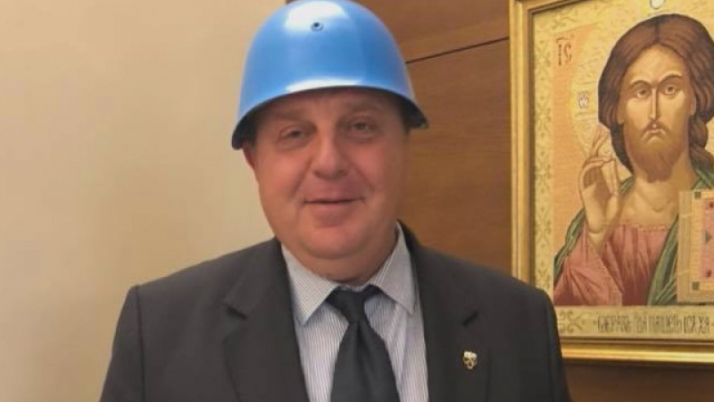 Каракачанов пак заговори за синята каска