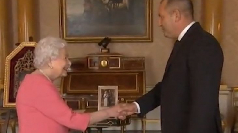 Ескперти разтълкуваха какво е казал Румен Радев на кралицата и защо Елизабет II е била облечена в розово! 