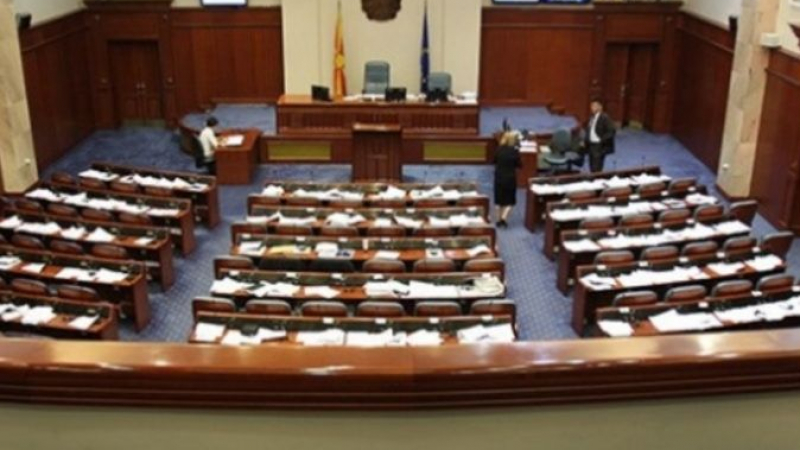 Македония осъмна с ново име! Валят честитки, а циркът в парламента е пълен 
