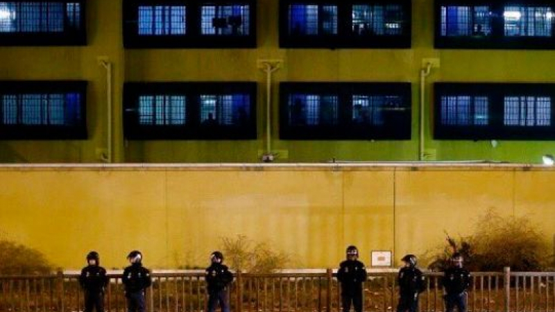 Екшън в Мадрид! Алжирци се сбиха с полицаи докато бягат от депортационен дентър 