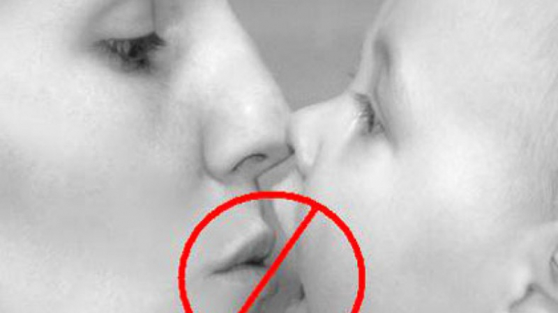 Мрежата настръхна! Неморално ли е майката да целува малкия си син по устата?