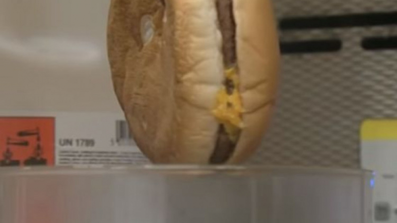 Шокиращо ВИДЕО показа какво се случва в стомаха ни, когато изядем чийзбургер от McDonalds!