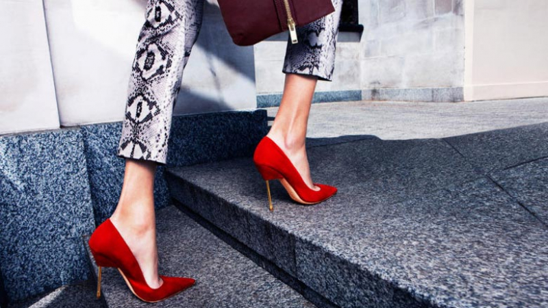 Глобиха жени заради страстта им към обувки на висок ток