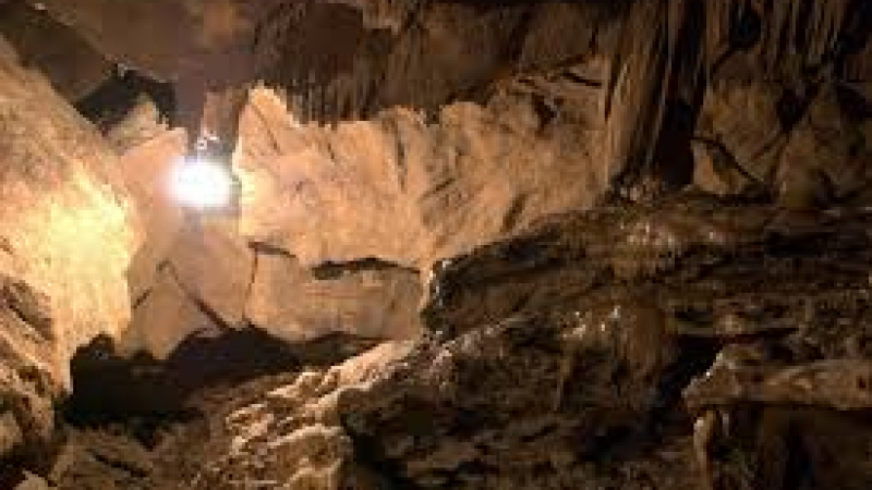 Откриха гигантска пещера на дълбочина 200 метра (СНИМКА)