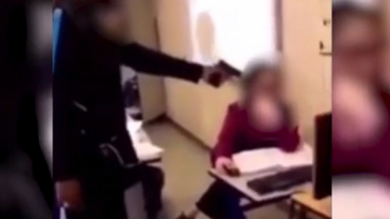 Ученик закъсня за час и извади пистолет на учителката, написала му отсъствие (ВИДЕО)