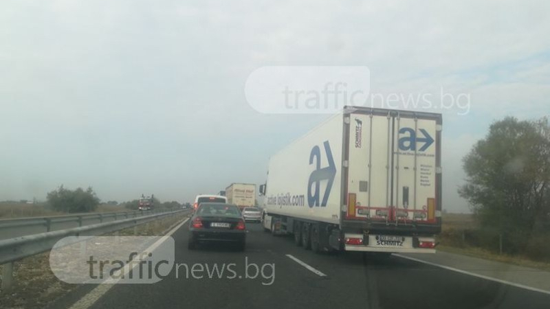 Ад на пътя между Пловдив и Пазарджик! Задръстването е огромно, шофьорите са останали без нерви (ВИДЕО)