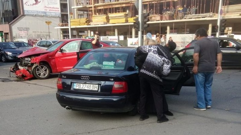 Тежка катастрофа в Пловдив! Три автомобила се направиха на мармалад (СНИМКИ)