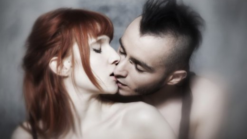 US медици установиха какво става в тялото на жената при френска целувка