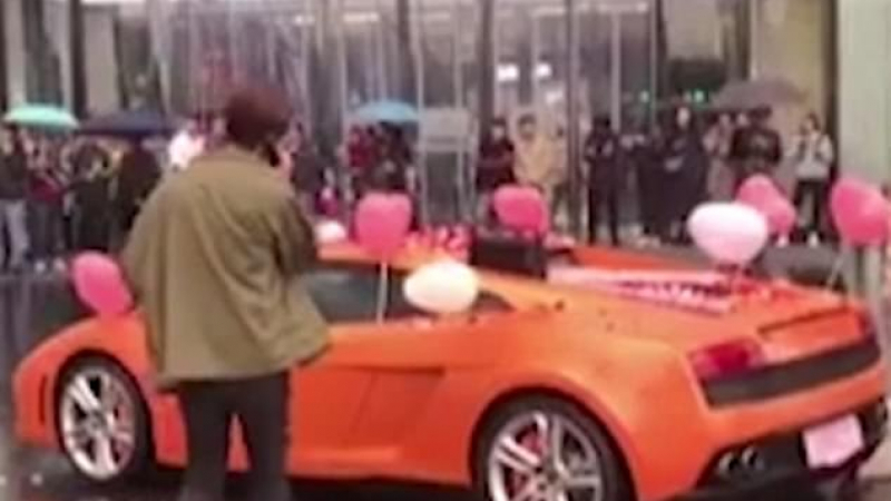 Богаташ публично предложи брак и Lamborghini на възлюбената си, отговорът беше неочакван (СНИМКИ/ВИДЕО)