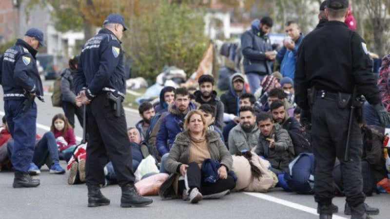 Мигрантите пак вилнеят, в Босна и Херцеговина пробиха полицейски кордон и се юрнаха към Хърватия