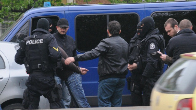 Арести в „Столипиново“, ченгетата ровят за наркотици