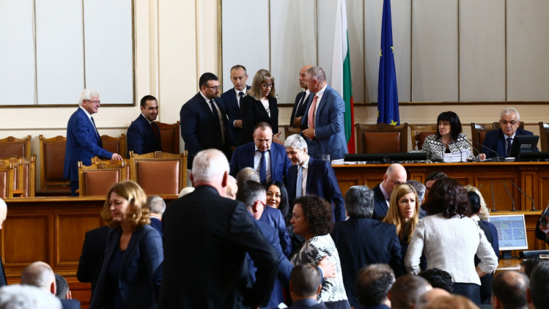 Двама вицепремиери и 10 министри на парламентарен контрол