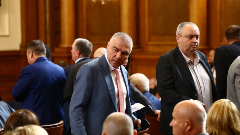 Цяла България гледа парламента, където ври и кипи, а Марешки от трибуната изнагля и си направи...!