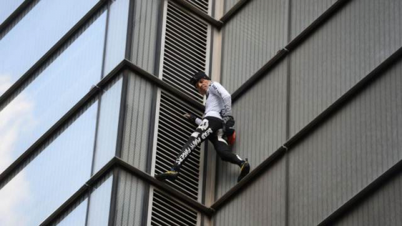 Френският "човек паяк" покори 230-метров небостъргач (ВИДЕО)
