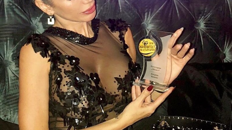 Катрин Вачева получи приз за "Най-добър модел на 2018", не остави нищо скрито в умопомрачителна прозрачна черна рокля (СНИМКИ)  
