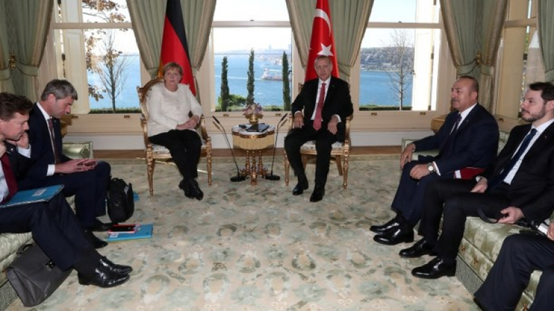 Часове преди инфарктната среща в Истанбул за Сирия, Путин и Макрон са се чули (СНИМКА/ВИДЕО)