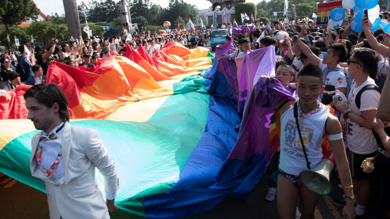 Улиците на Тайван се задръстиха от незапомнен гей парад (ВИДЕО)