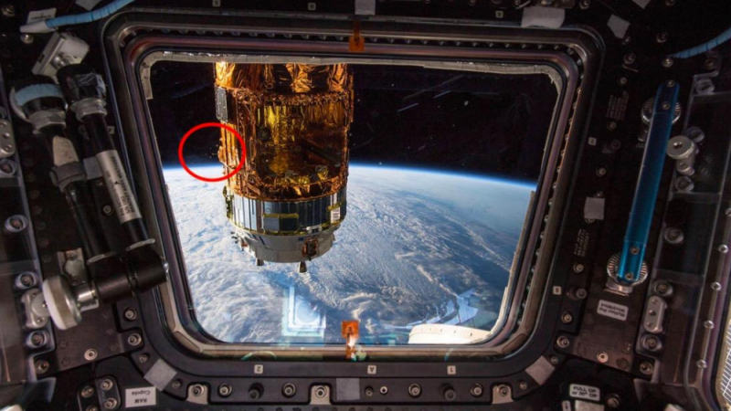 Камери на Космическата станция заснеха НЛО с прожектори (СНИМКА)