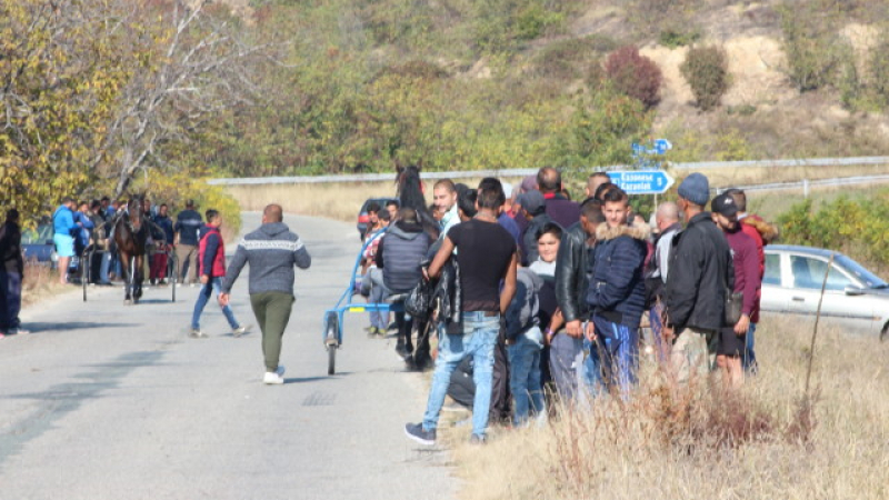 Дивотия: 150 цигани блокираха основен път заради състезание с каруци (СНИМКИ)