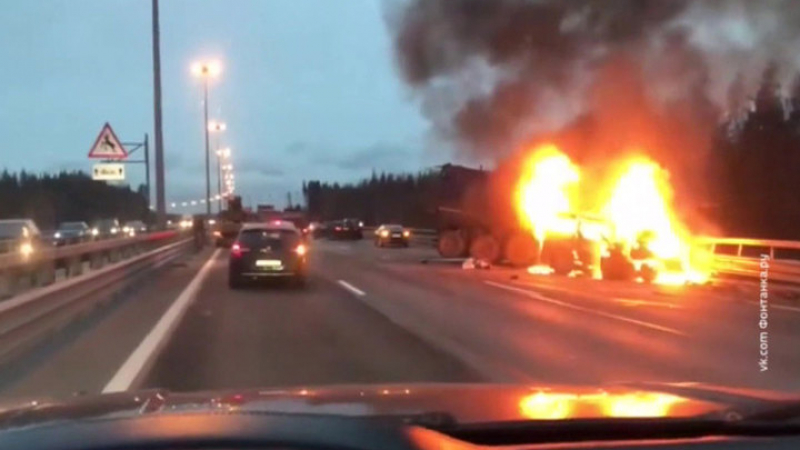 Шокиращо ВИДЕО: Камион връхлетя бус и 8 души изгоряха в страшни мъки!