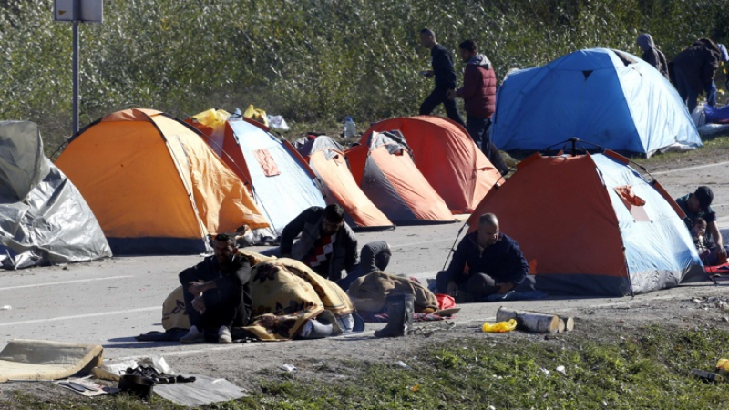 Мигрантите край Солун, които искат да нахлуят у нас, отказват да...