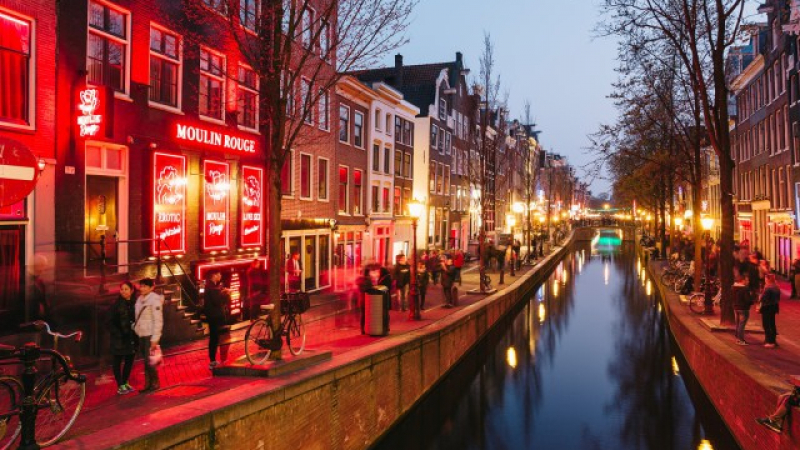 Политиците в Холандия се загрижиха за удобствата на проститутките от квартала на Червените фенери