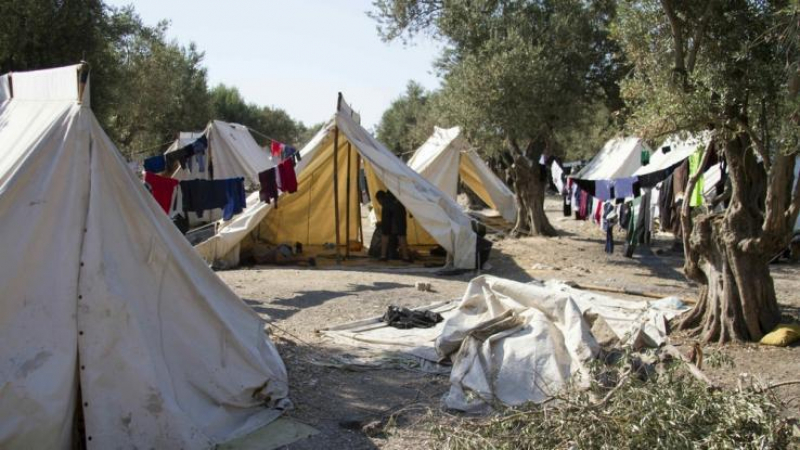 Озверели бежанци се опитаха да изгорят жива жена в гръцки лагер 