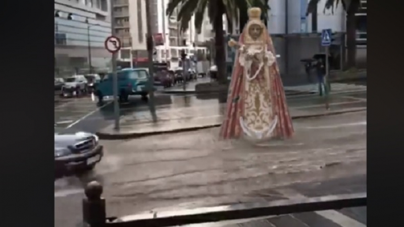 Уникално ВИДЕО! Статуя на Света Богородица тръгна сама из наводнените улици на Италия