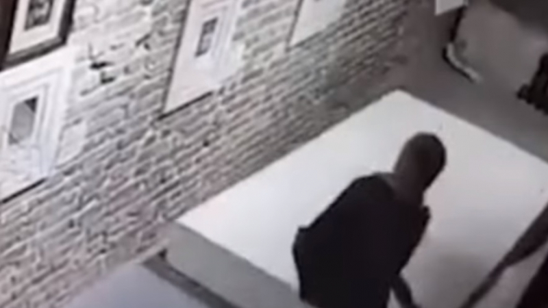 Жена повреди рисунка на Дали, докато си правеше селфи (ВИДЕО)