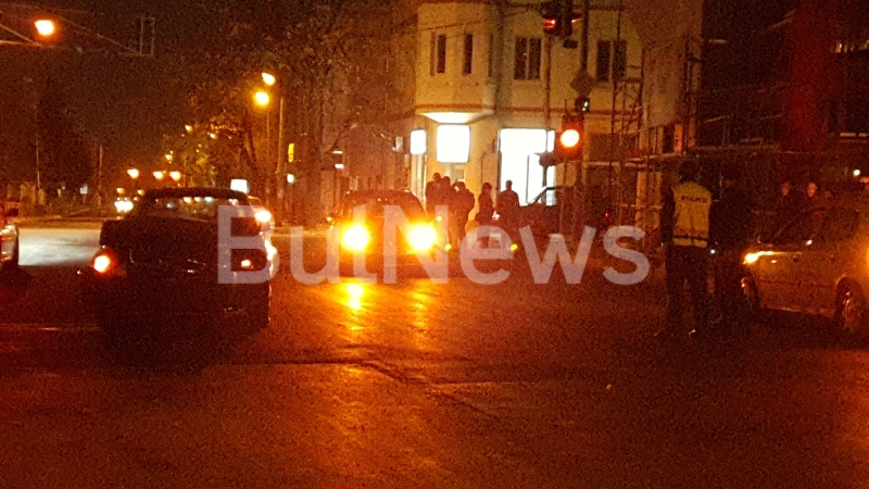 Среднощен екшън! Две коли с младежи се размазаха на възлово кръстовище във Враца (СНИМКИ)