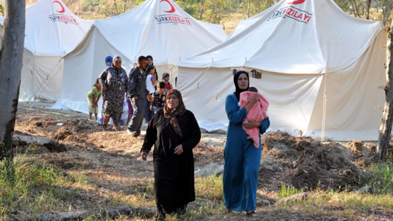 Сирийски бежански лагер получи хуманитарна помощ