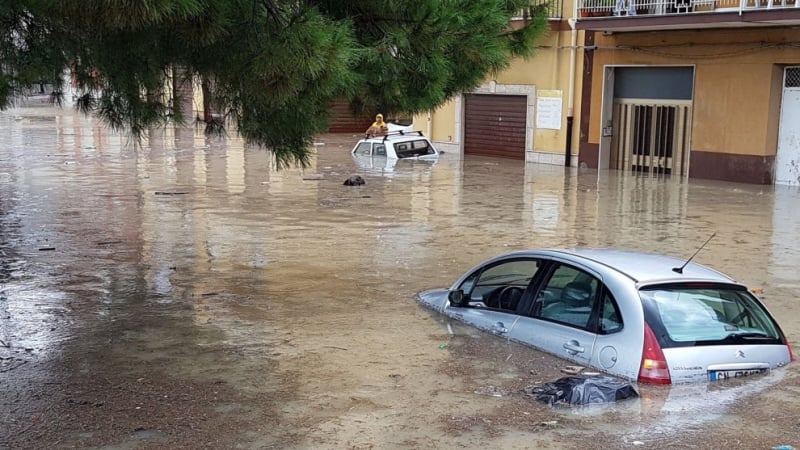 9 трупа изплуваха в наводнена къща в Сицилия – островът е под вода (ВИДЕО)
