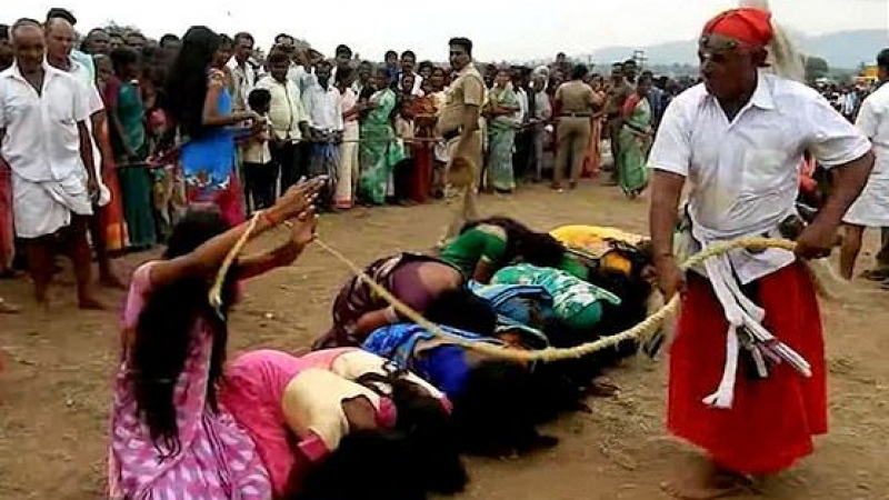 5000 жени се наредиха да ги шибат с въжета и пръчки, причината е потресаваща (СНИМКИ/ВИДЕО)