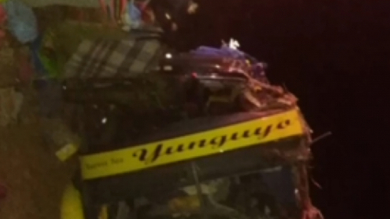 Ужасяваща катастрофа! Най-малко 15 жертви при удар между автобус и ван (ВИДЕО)