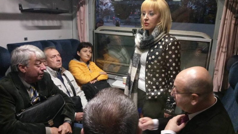 В ранни зори Мая Манолова хвана влака за Варна и направи вътре истинска... (СНИМКИ)
