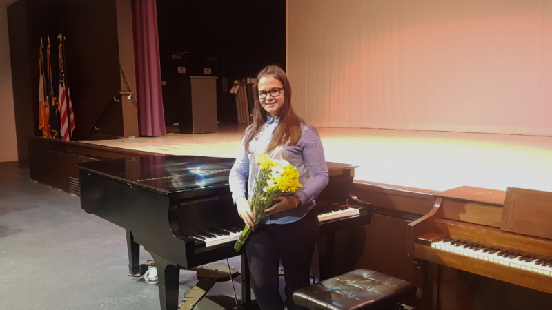 17-годишният лауреат на "Golden Classical Music Awards" - Анна-Мария на посещение в българското училище в Ню Йорк (СНИМКИ)