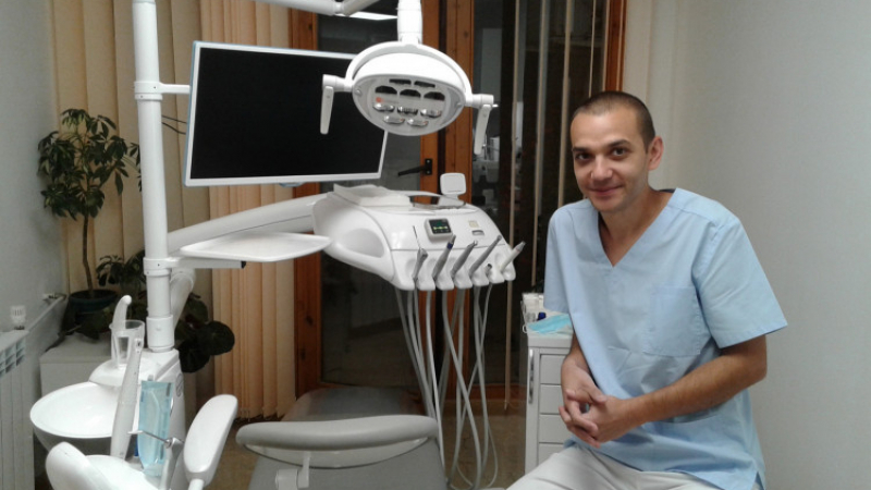 Стоматологът д-р Крум Войнов обясни защо не трябва да мокрим четката преди миенето на зъбите и кои са най-големите им врагове