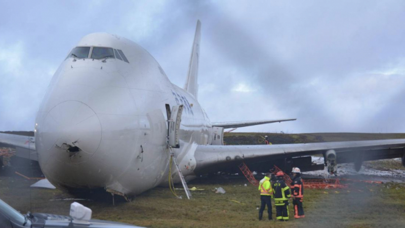 Товарен самолет излезе от пистата на летище в Канада (СНИМКИ)