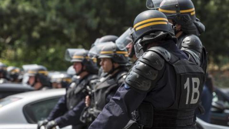 Луда полицайка вдигна по тревога Франция