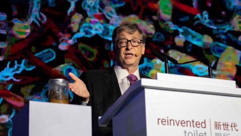 Бил Гейтс представи работеща без вода тоалетна за 200 млн. долара, която може да промени света