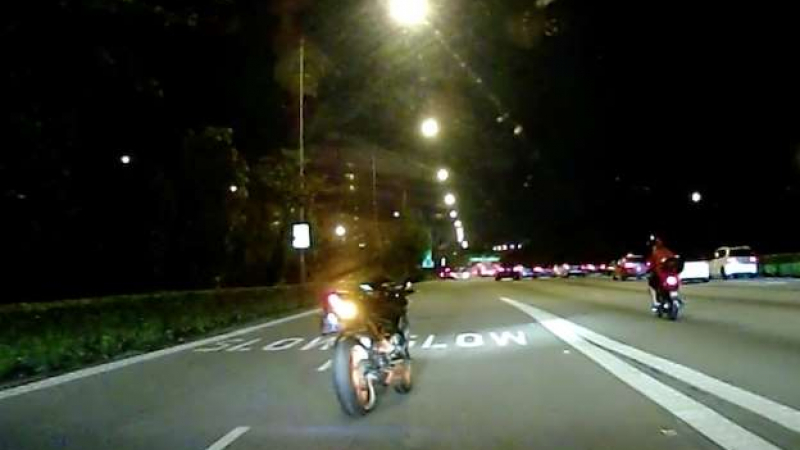 Вижте как мотоциклет накара шофьорите на пътя да повярват в призраци (ВИДЕО)