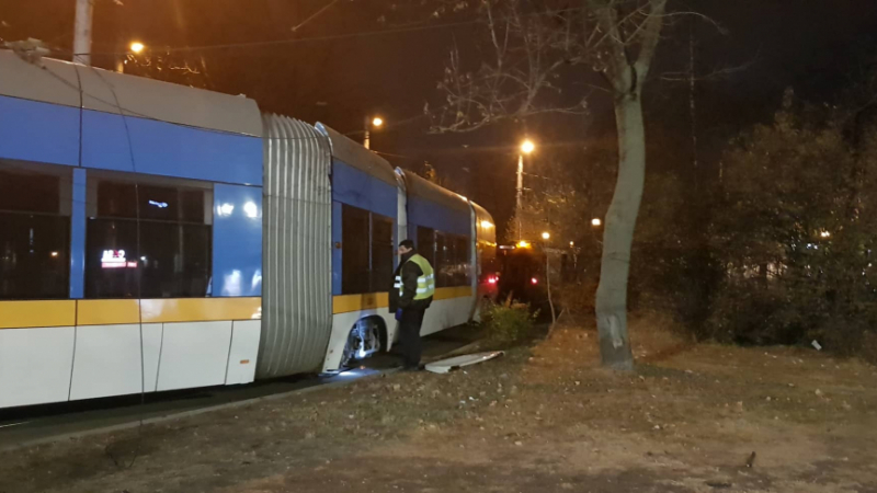 Извънредно: Трамвай дерайлира в София!