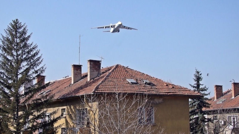 Най-големия масов товарен самолет Ан-124 "Руслан" раздра небето над София (СНИМКИ)
