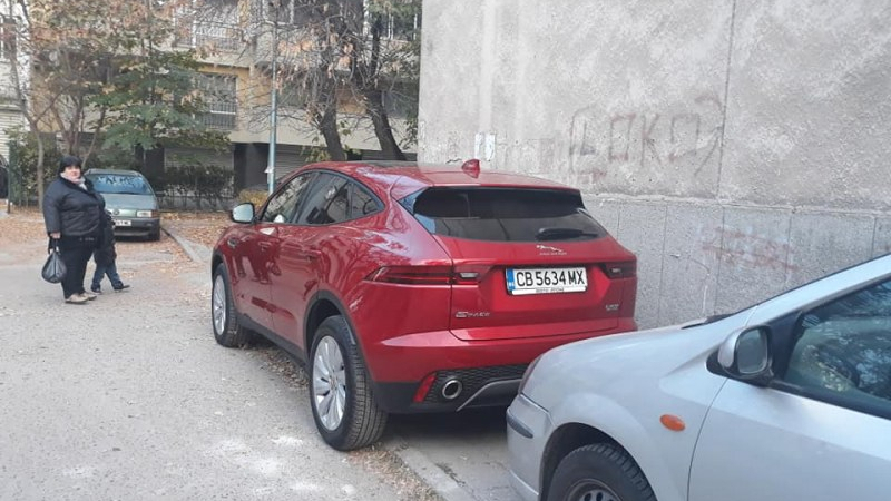 Простак с джип Ягуар заплаши майка с малко дете в Пловдив заради паркиране (СНИМКА)